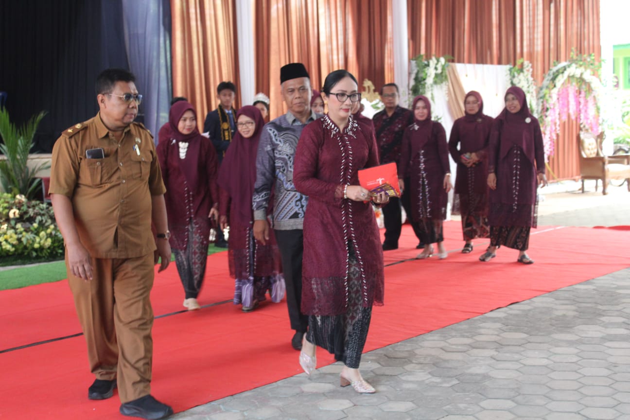 Tangis Haru Mengiringi Pelepasan Siswa-Siswi kelas XII SMA Negeri 4 Metro Tahun 2025