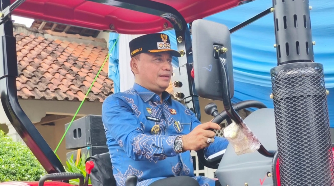 Wali Kota Metro Serahkan 19 Traktor Roda Empat untuk Wujudkan Swasembada Pangan Berkelanjutan,