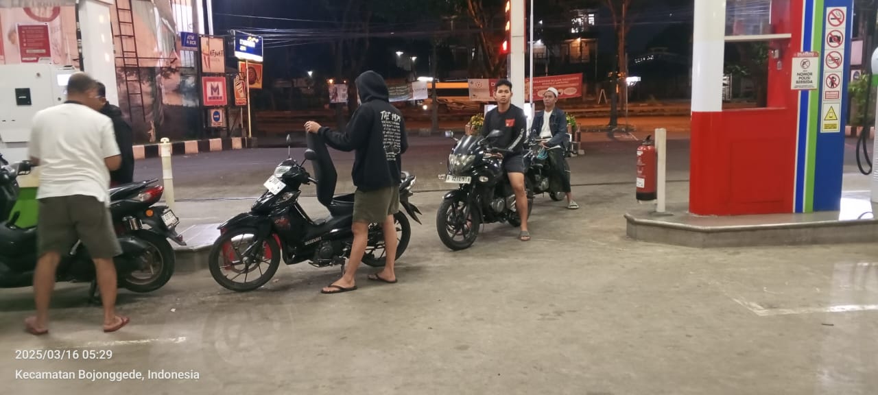 Sadis..!! SPBU 34.16941 Tegar Beriman Perbolehkan motor Thunder Rakitan Mengisi BBM Pertalite Dalam Jumlah Besar