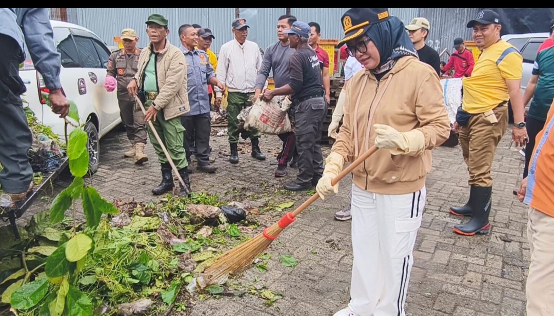 Ketua DPRD Kota Metro Ria Hartini S.SOS.MM. yang akrab di panggil ( Ria ayam)rangkul dan ajak 3masyarakat untuk melakukan kegiatan bersih bersih