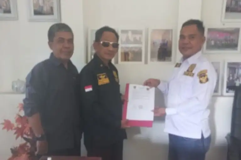 Ketua DPD GPB Provinsi Lampung Rozi Fernando Serahkan SK Kepengurusan  DPC GPB Pesisir Barat