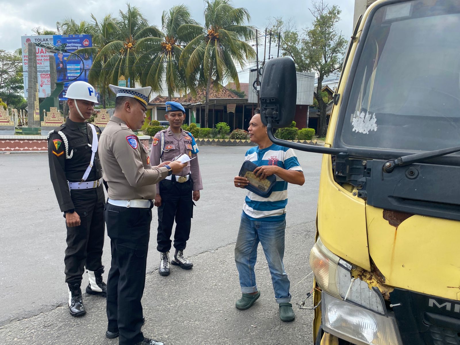 Sosialisasi Keselamatan bagi Pengendara Truk dalam Operasi Keselamatan Krakatau 2025 oleh Satlantas Polres Metro Polda Lampung